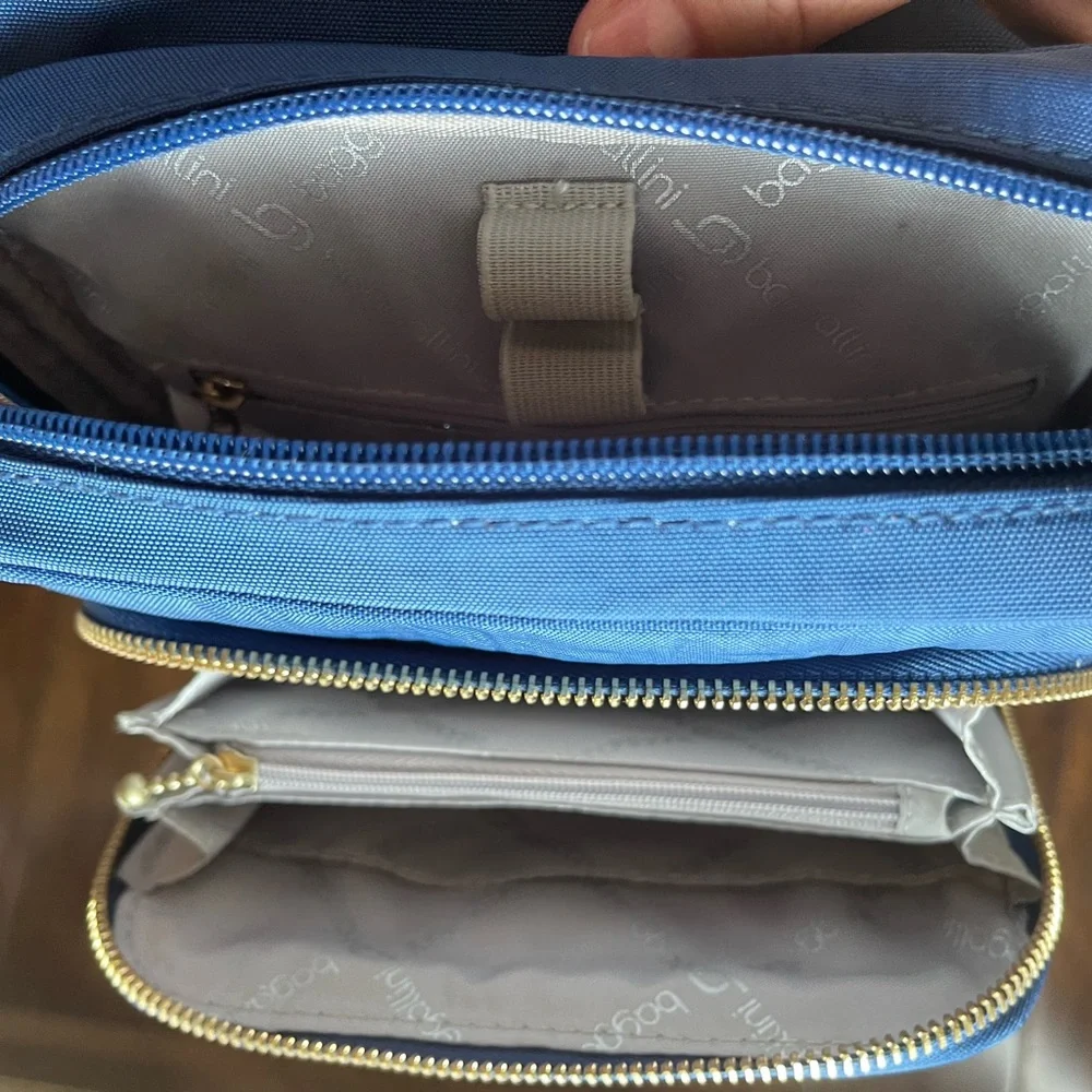 Baggallini crossbody blue color. Pockets with zippers and secure turn latch. - Picture 8 of 12